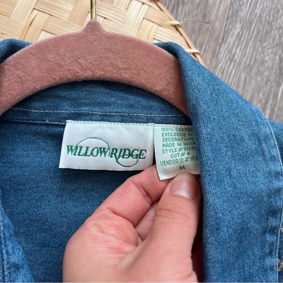 Vintage 90’s cottagecore floral embroidered denim button down‎ shirt - Picture 3 of 6